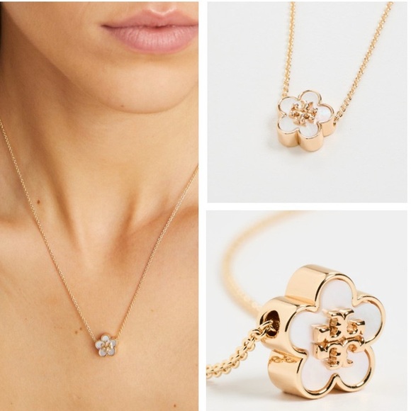 Tory Burch Jewelry - NWOT Tory Burch Kira Flower Pendant Necklace